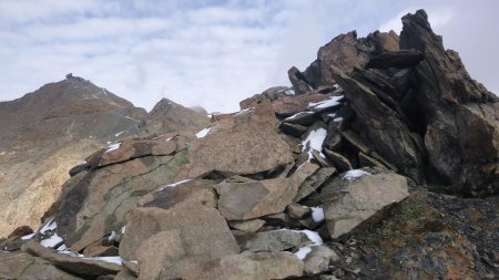 Ressaut de l’arête à contourner, et pic Blanc à gauche