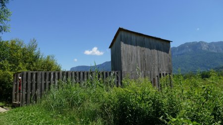 Un des deux observatoires, dans lequel on peut monter pour surplomber la tourbière.