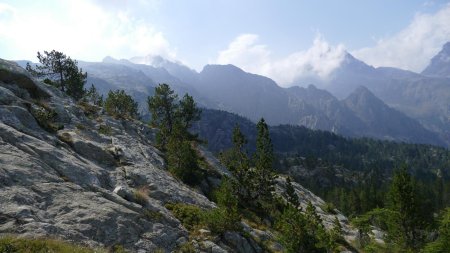 Avant le refuge on évolue dans une zone de rochers moutonnés.