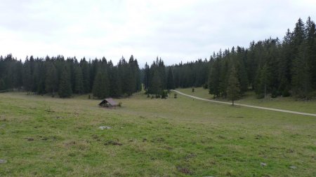 Suivre le chemin qui mène à la ferme de la Petite Landoz