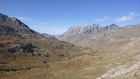 Vue sur la grande barrière du Péouvou, et la roche Noire