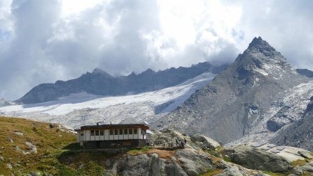 Il n’y a pas encore grand monde sur la terrasse du refuge !