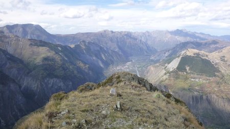 A gauche le Taillefer, et à droite la Belledonne