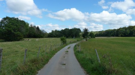 Une petite route à suivre qui mène à Eternoz