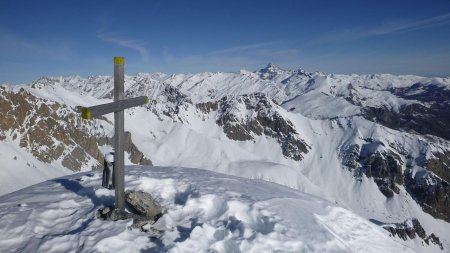 Croix sommitale de Vauclave avec vue sur le Mont Viso (3841m)