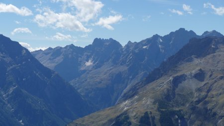 Vue vers le fond du Vallon des Bans, avec le Sirac sur l’horizon.