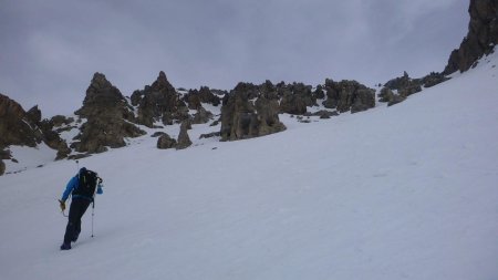 Montée de la grande pente enneigée sous le couloir (35°)