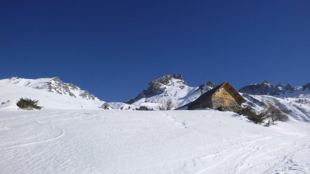 Une des deux autres cabanes, plus vas, avec vue sur la Roche Ronde et le Gerbier