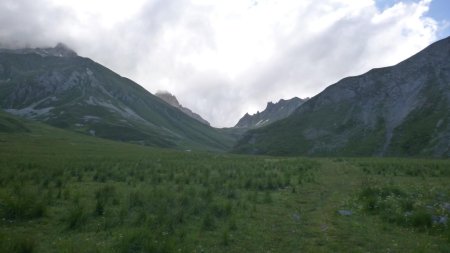 Sentier herbeux pour rejoindre peu après, la piste des Mottets