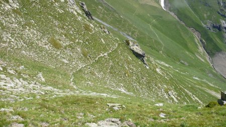 Dans le rétro, la trace de la combe de l’Ourselaire, et le sentier de descente vers le Désert en Valjouffrey