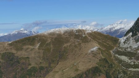 Sur l’horizon, le massif du Mont Blanc ; Petit et Grand Arc à gauche.