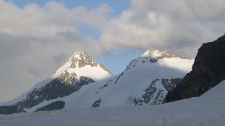 Au loin, Pic de Neige Cordier et Roche Emile Pic