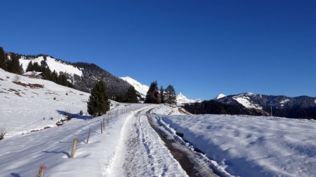 Sur la route vers les Avenières