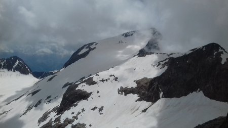 De gauche à droite : cime du petit Sauvage (3163m), Pic de l’Étendard (3464m) et cime de la Barbarate (3291m) 