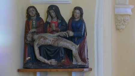 La ’Pieta de Monthoux’, remarquablement taillée dans un seul bloc de noyer  et datée du XVIe siècle.