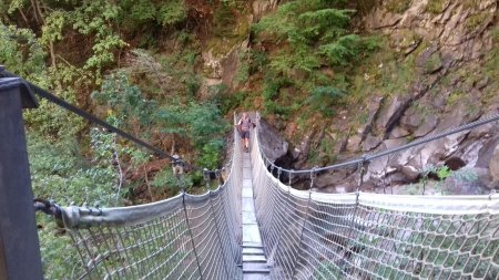 ...puis emprunte une passerelle