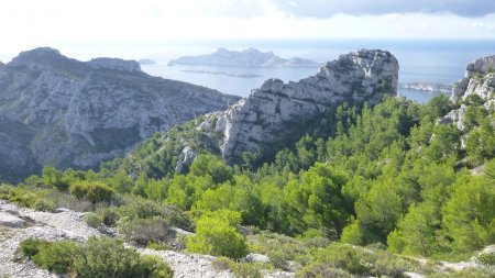 La pointe Callot, têtes de Malvallon à gauche et l’ile de Riou, au fond