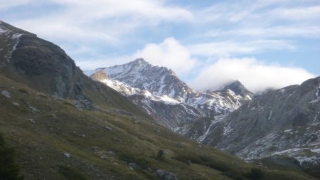 Zoom sur le pic de la Farneiréta et la petite tête noire, avec la crête de la Cula en bas à gauche