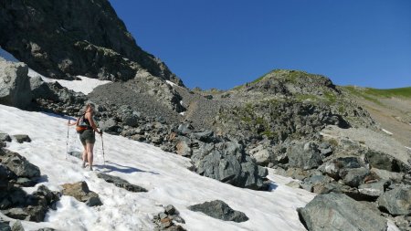 Encore un peu de neige à traverser ... ça rafraichit les pieds !