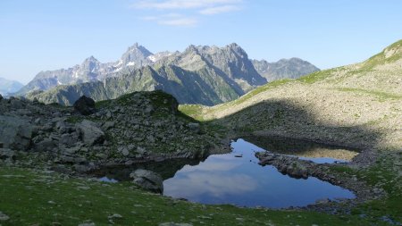 Parfois, à mi-juillet, ce petit lac est presque à sec ; il n’en est rien en ce mois de juillet 2023.