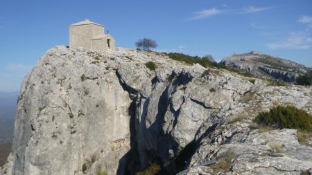 Vue arrière sur la chapelle St-Pilon et le Jouc de l’Aigle