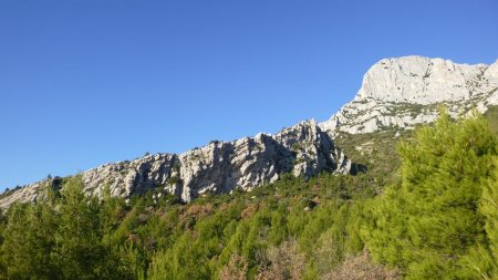 La virgule rocheuse de la Torque dominée par le Baou de Vesprès