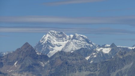 Zoom sur Becca de Luseney (rocheuse à gauche) et Grand Combin de Grafeneire (4314m).