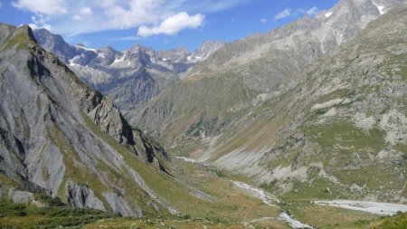 Et en bas, coule une rivière (ou plutôt un torrent), la Séveraisse.