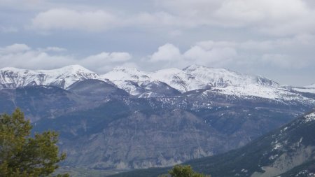 A l’est petit et Grand Coyer avec entre eux, la montagne du Carton et le sommet sans nom.