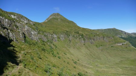 Vue arrière sur ... le Puy Mary bien sûr !