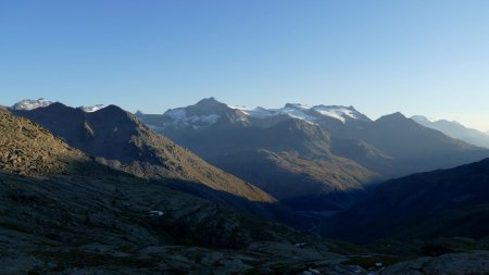 Le soleil décline, la vallée est déjà dans l’ombre.