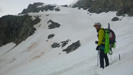 Au petit matin, la montée enneigée vers le col de Monetier