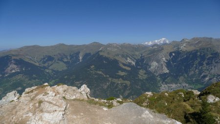 Du Mont Jovet (à gauche) à la Pointe de Tougne (à droite).