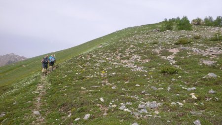 Montée herbeuse et raide d’entrée, à l’entame de l’ascension vers le Rocher Bouchard, juste après le col de la Trancoulette