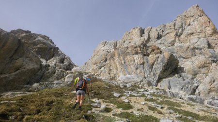 Puis, au dessus, bifurquer à gauche en remontant le long d’une autre falaise