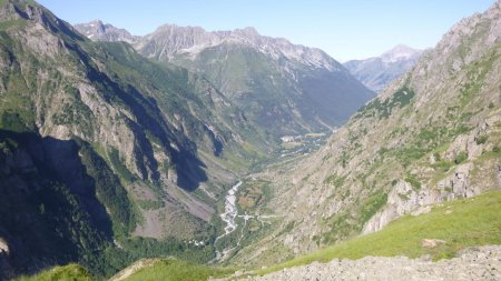 En bas, la vallée du Valgaudemar et son village de «la Chapelle»