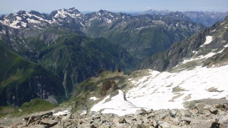 L’éperon rocheux sur lequel se trouve le refuge de Chalance, vu depuis le sommet de l’aiguille des Saffres