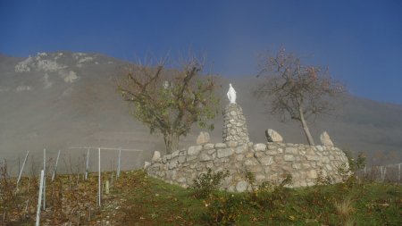 Vierge des Vignes embrumée .