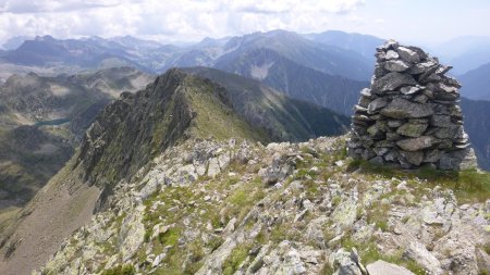 Le cairn avec la cime de Prals