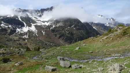 Du côté du Pas de la Coche, le sentier est encore un peu enneigé.