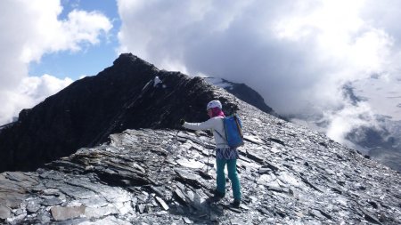 Sur la crête sommitale en direction du sommet sans nom 3441m