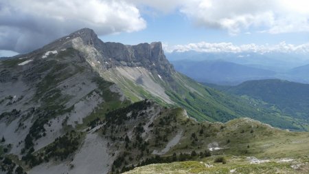 C’est difficile à voir, mais un parapentiste sort du nuage presque à la verticale de la Grande Moucherolle.