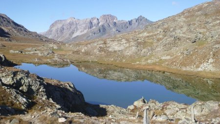 Lac de Longet et barrière rocheuse du Péouvou