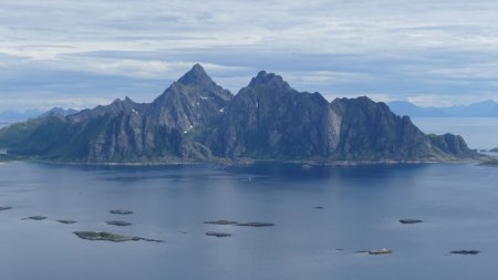 Petit zoom en direction du Kvanndalstinden ( 848m) et du Vågakalen (942m).