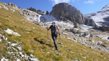 Montée vers le fond du vallon avec en visée, le point côté 2665