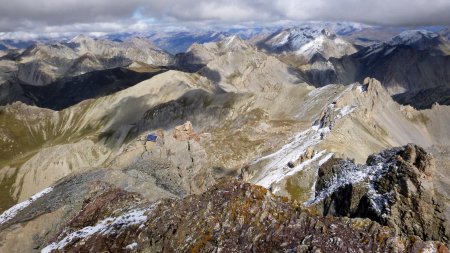 Vue impressionnante au nord avec au loin à gauche, le pic de Peyre Euraute, et à sa droite, celui du Haut Mouriare