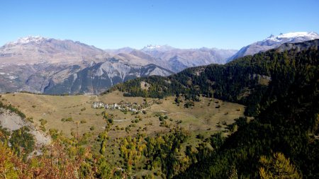 La vue du sommet de Louis XVI, avec les massifs des Grandes Rousses (à gauche) de l’Arvan (au centre avec ses aiguilles) et des Écrins (à droite avec Meije, Râteau et glacier de la Gyrose)