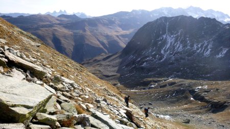 Deux alpinistes redescendent, sûrement, des aiguilles de l’Argentière...