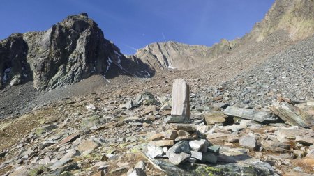 Ne surtout pas entrer dans ce cirque caillouteux, partir à droite