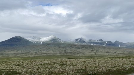 Dernier regard vers les hauts sommets qui dominent le site (avec refuge et lac) de Rondvassbu.